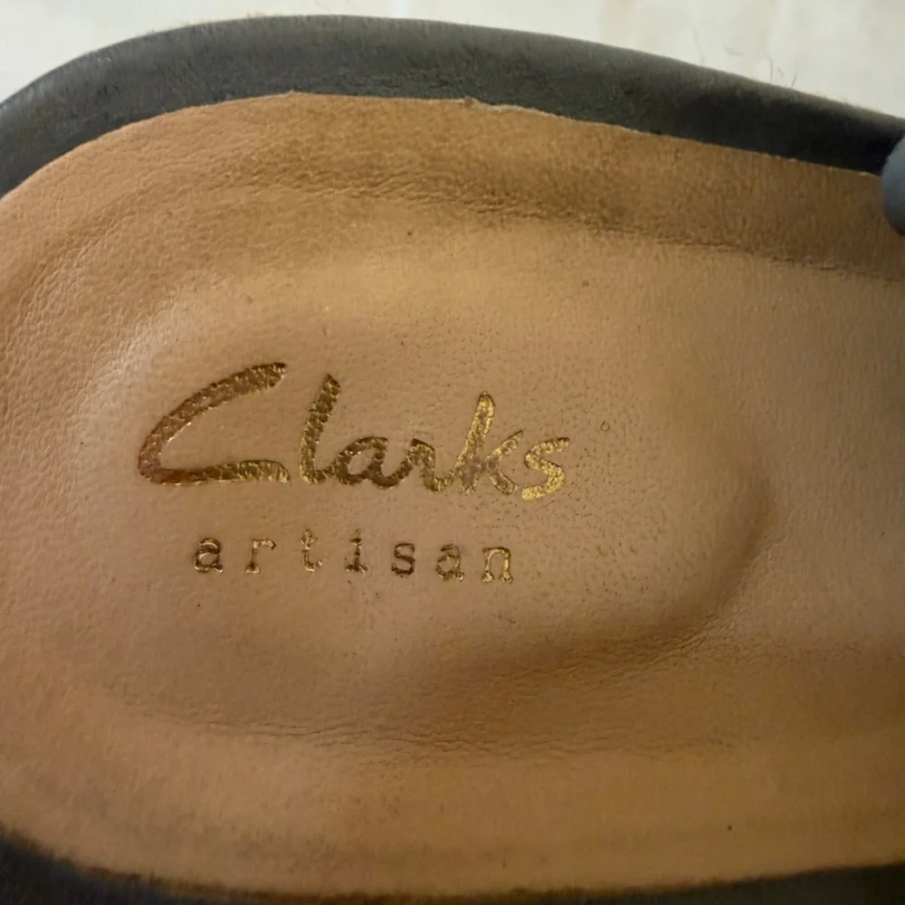 Clark’s Women’s Gray Leather Cross-Strap Wedge Sandals, Size US 9.5